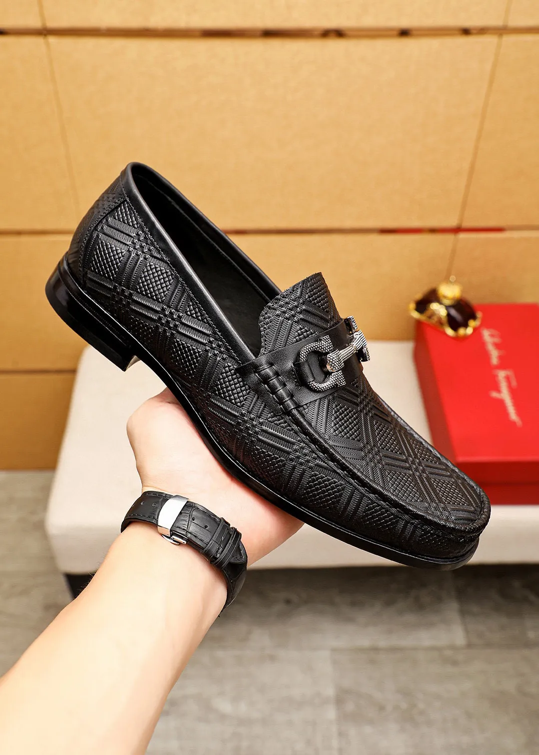 Men's shoes 💰460 💐 Product trademark: Ferragamo "Ferragamo" casual leather shoes Regular size: 38-44 (45.46🉑️customized) Product materials: Selected imported first-layer calfskin embossed upper + luxury hardware buckle, imported water-dyed cow leather lining. Strong three-dimensional visual effect, original rubber outsole Color: 1⃣️color optional